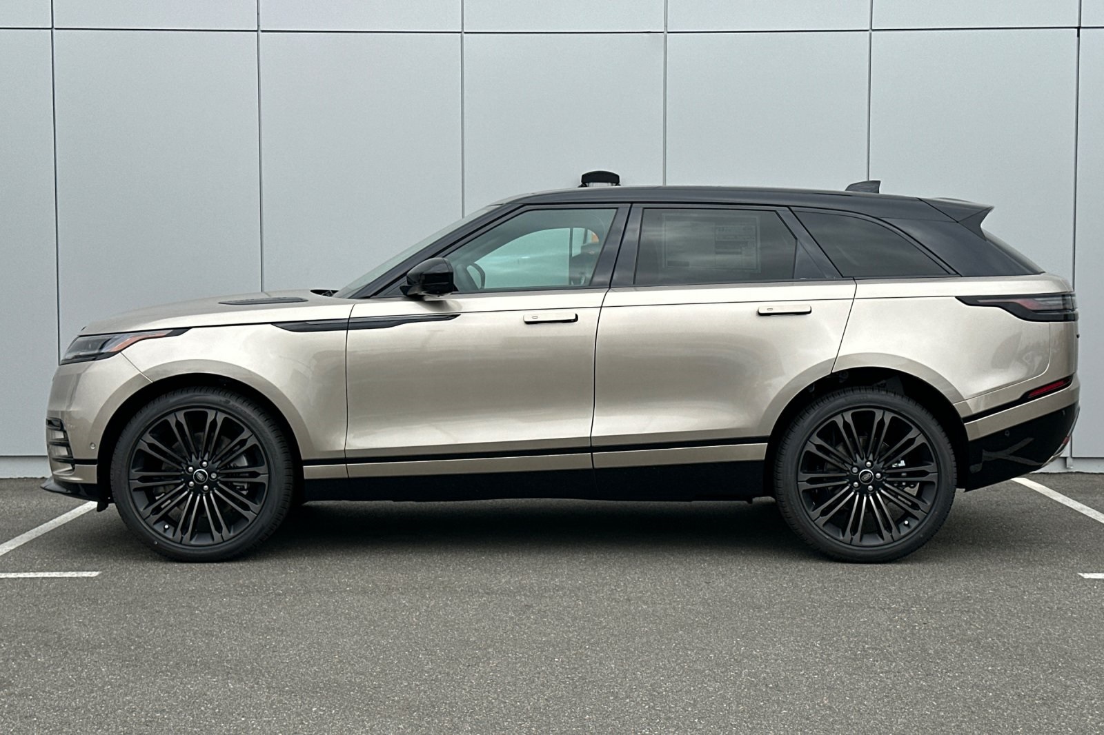 2026 Land Rover Range Rover Velar SE photo 2
