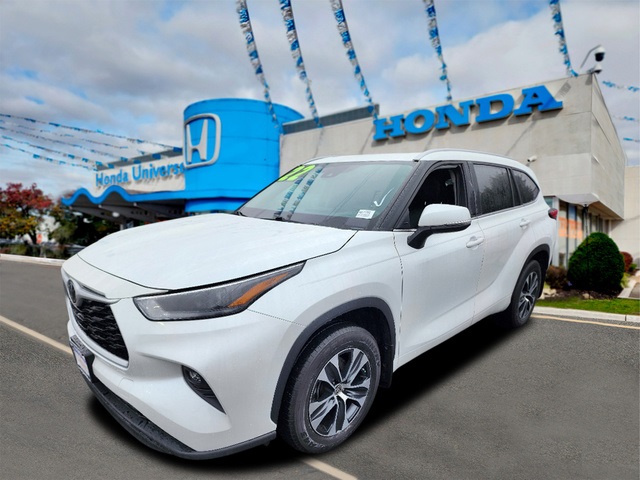 Used 2022  Toyota XLE image 1