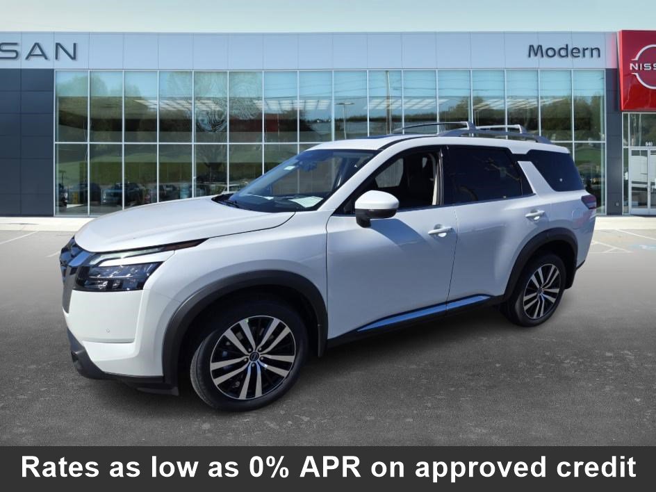 2025 Nissan Pathfinder Platinum's photo