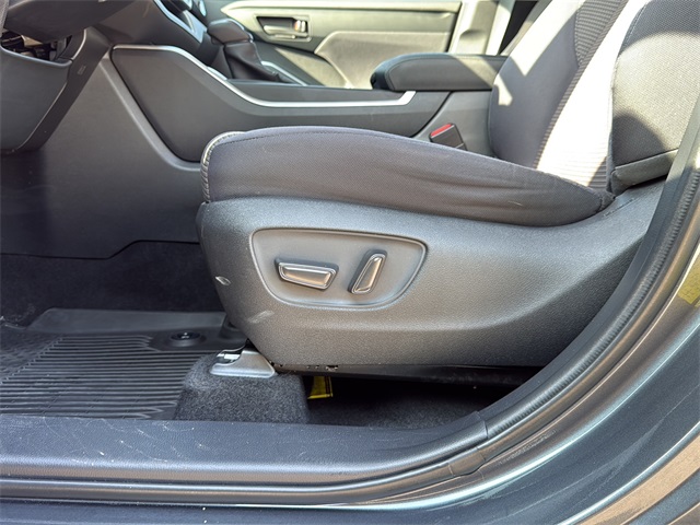 2020 Toyota Highlander LE photo 28