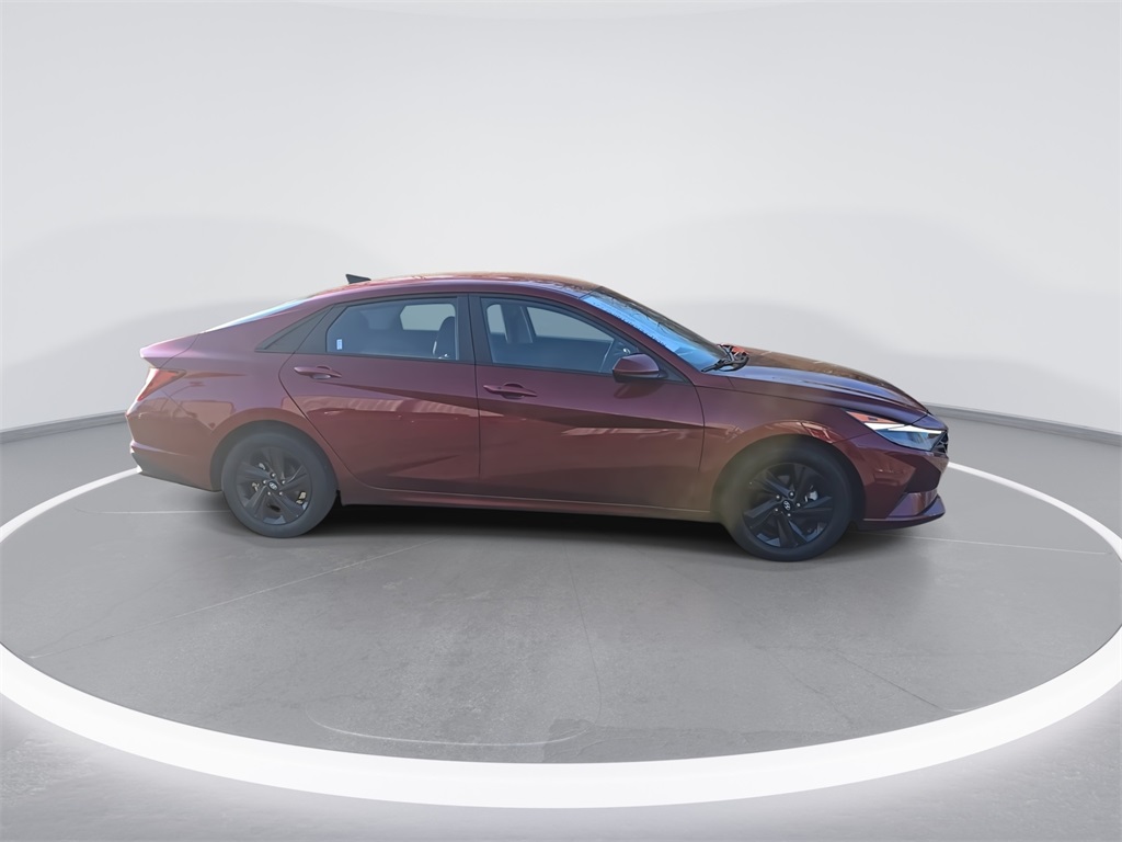 2023 Hyundai Elantra SEL photo 2