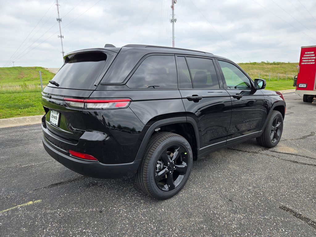 2025 Jeep Grand Cherokee Limited photo 3