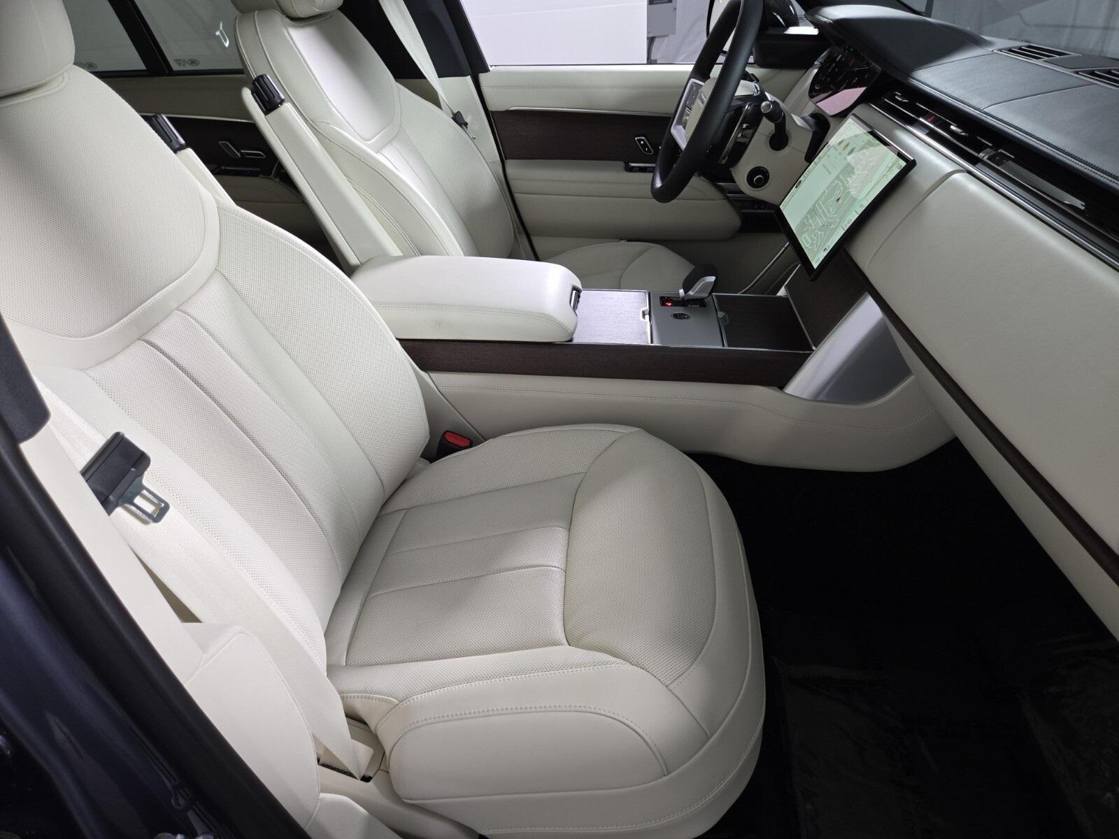 2025 Land Rover Range Rover SE photo 2