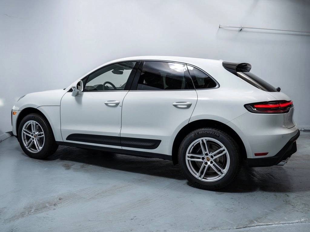 2025 Porsche Macan T photo 2