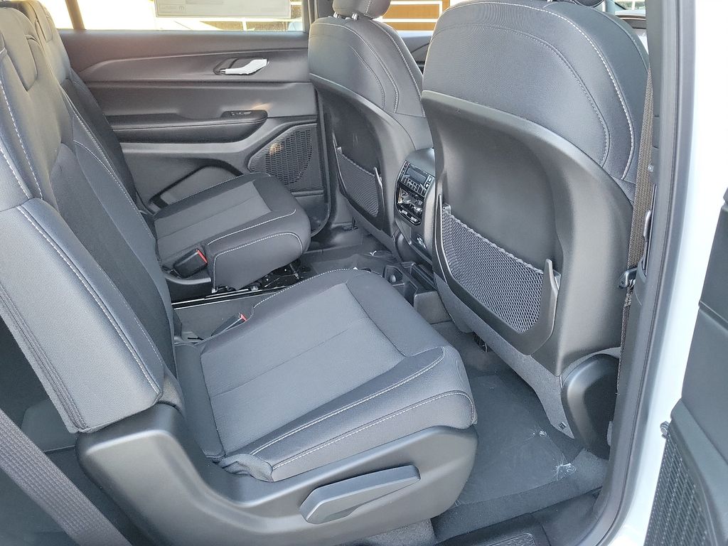 2025 Jeep Grand Cherokee Laredo photo 10