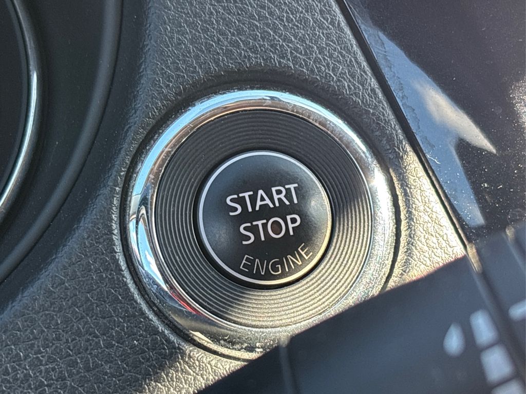 2016 Nissan Rogue SV photo 31