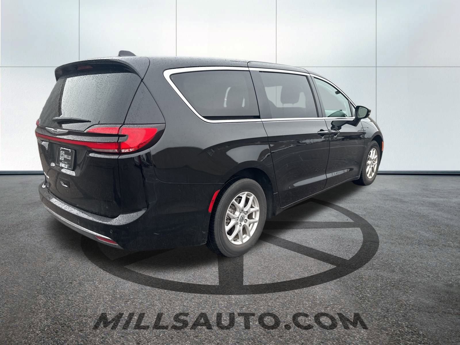 2024 Chrysler Pacifica Touring L photo 5