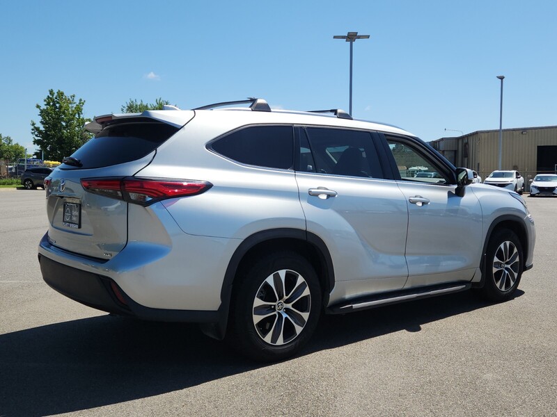 2021 Toyota Highlander XLE photo 2