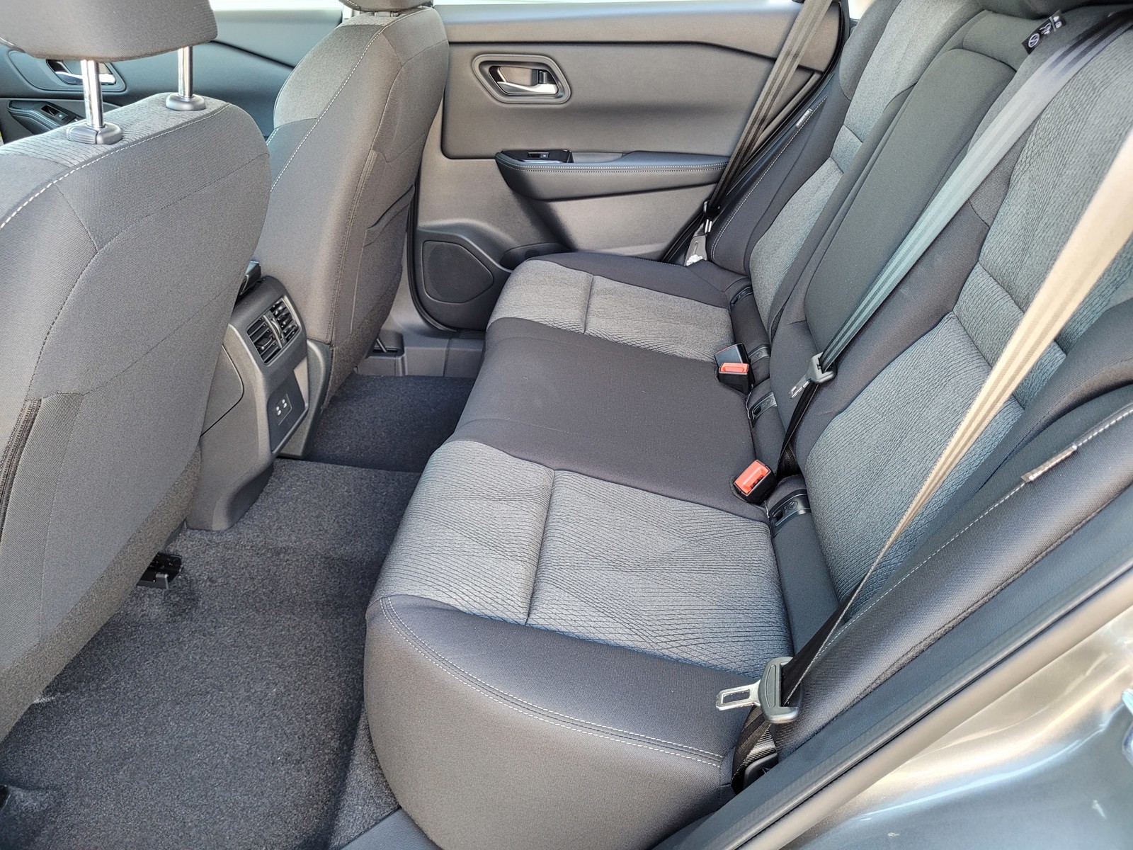 2026 Nissan Rogue SV photo 6