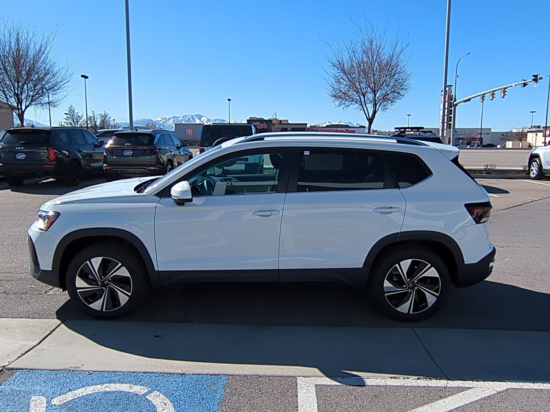 2025 Volkswagen Taos SE photo 6