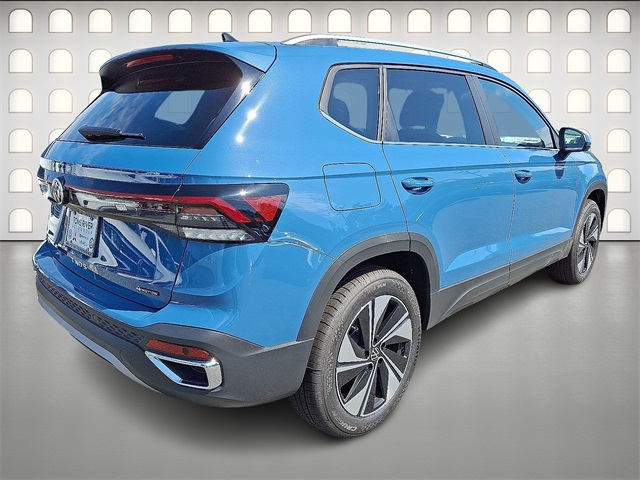 2025 Volkswagen Taos SE photo 3