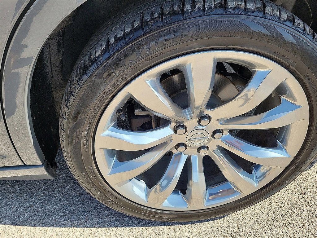 2018 Chrysler 300 Touring photo 10