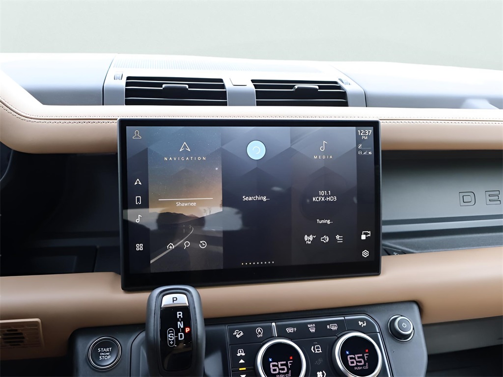 2025 Land Rover Defender 110 S photo 21