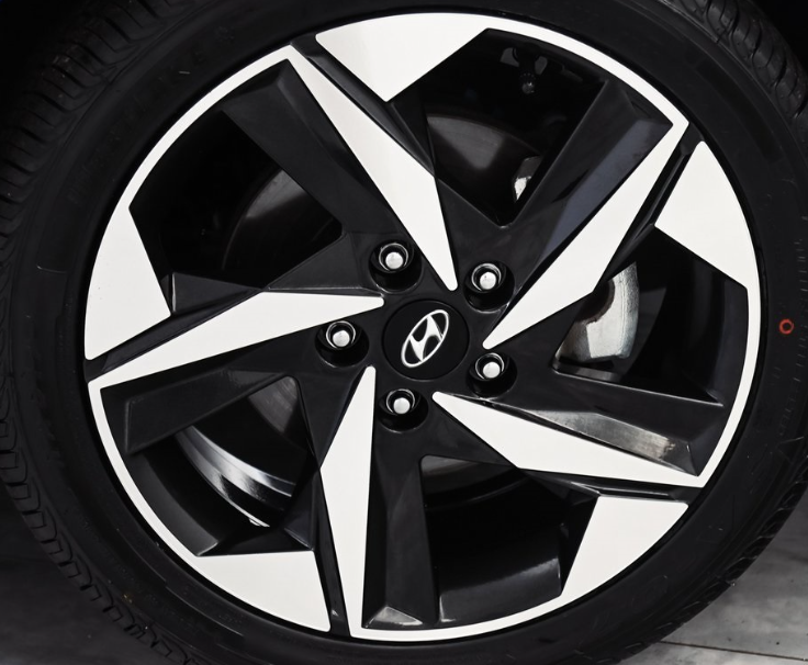 2023 Hyundai Elantra SEL photo 2