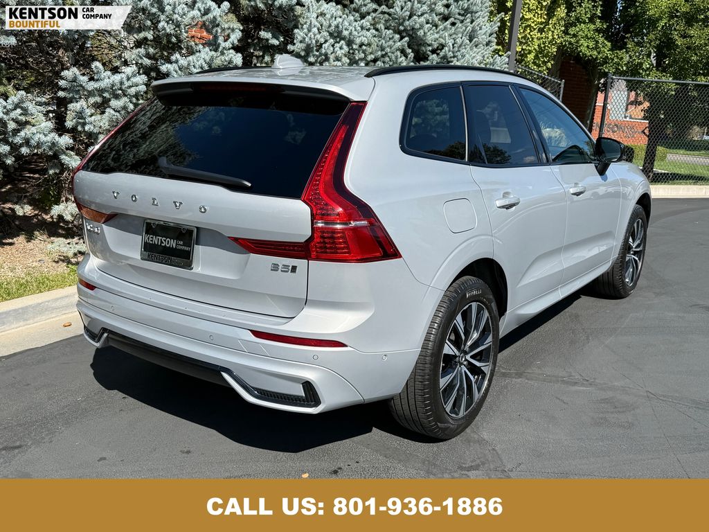 2025 Volvo XC60 B5 Plus photo 7