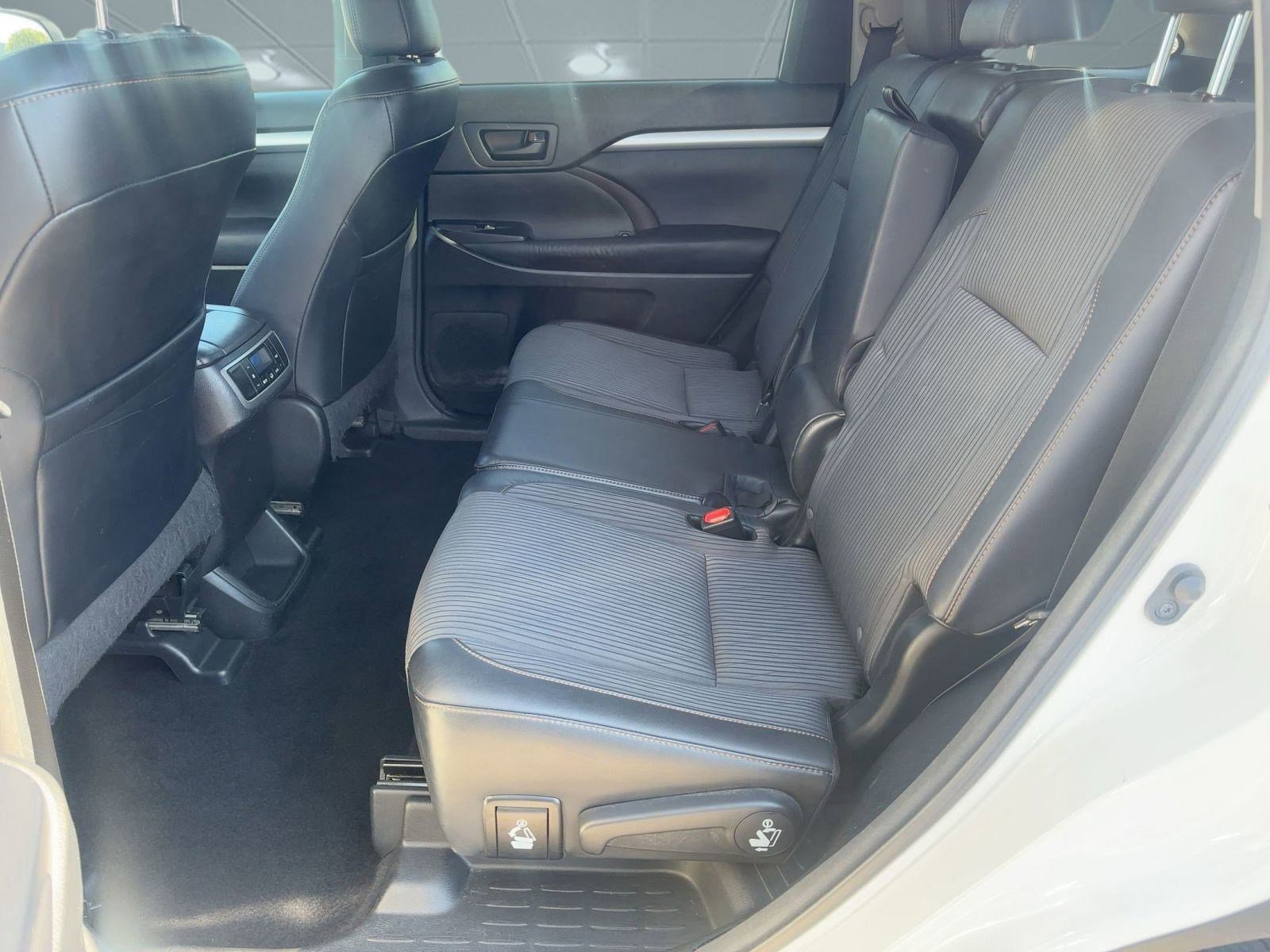 2016 Toyota Highlander LE photo 14