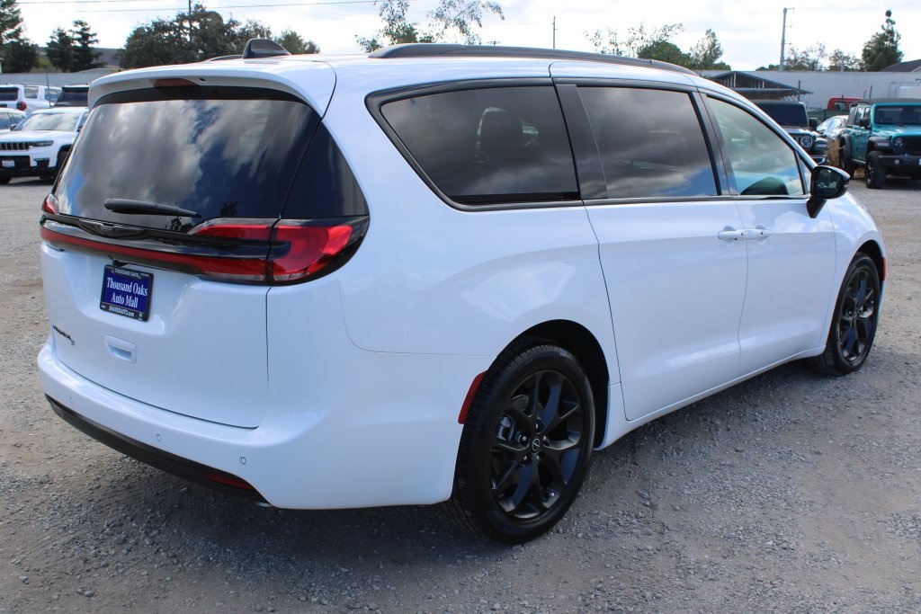 2026 Chrysler Pacifica photo 4