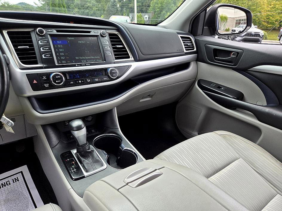 2019 Toyota Highlander LE Plus photo 18