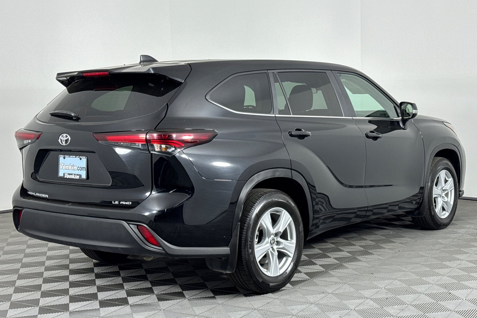 2024 Toyota Highlander LE photo 3