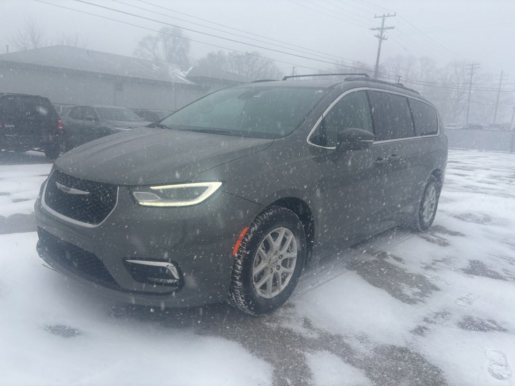 2022 Chrysler Pacifica Touring L's photo