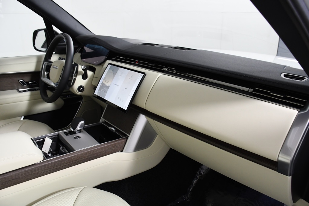2025 Land Rover Range Rover SE photo 18