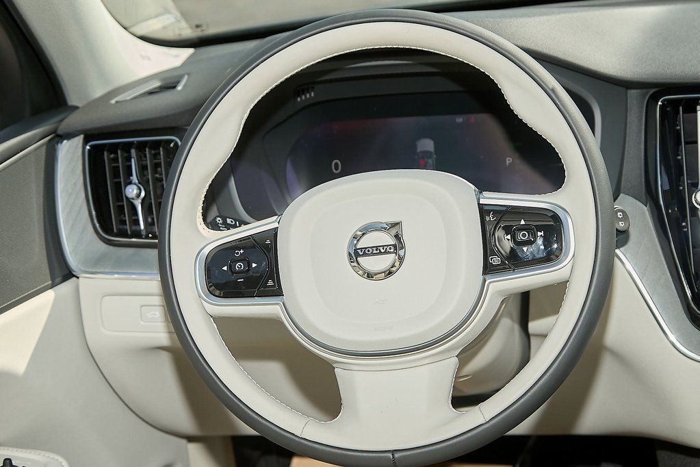 2025 VOLVO XC60 - Image 20