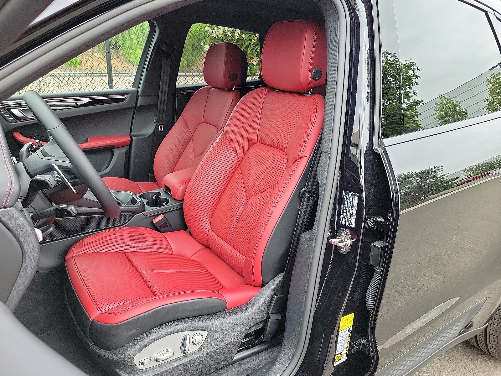2025 Porsche Macan T photo 4