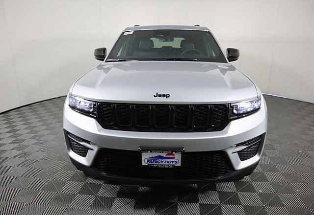 2025 Jeep Grand Cherokee Laredo Altitude photo 2