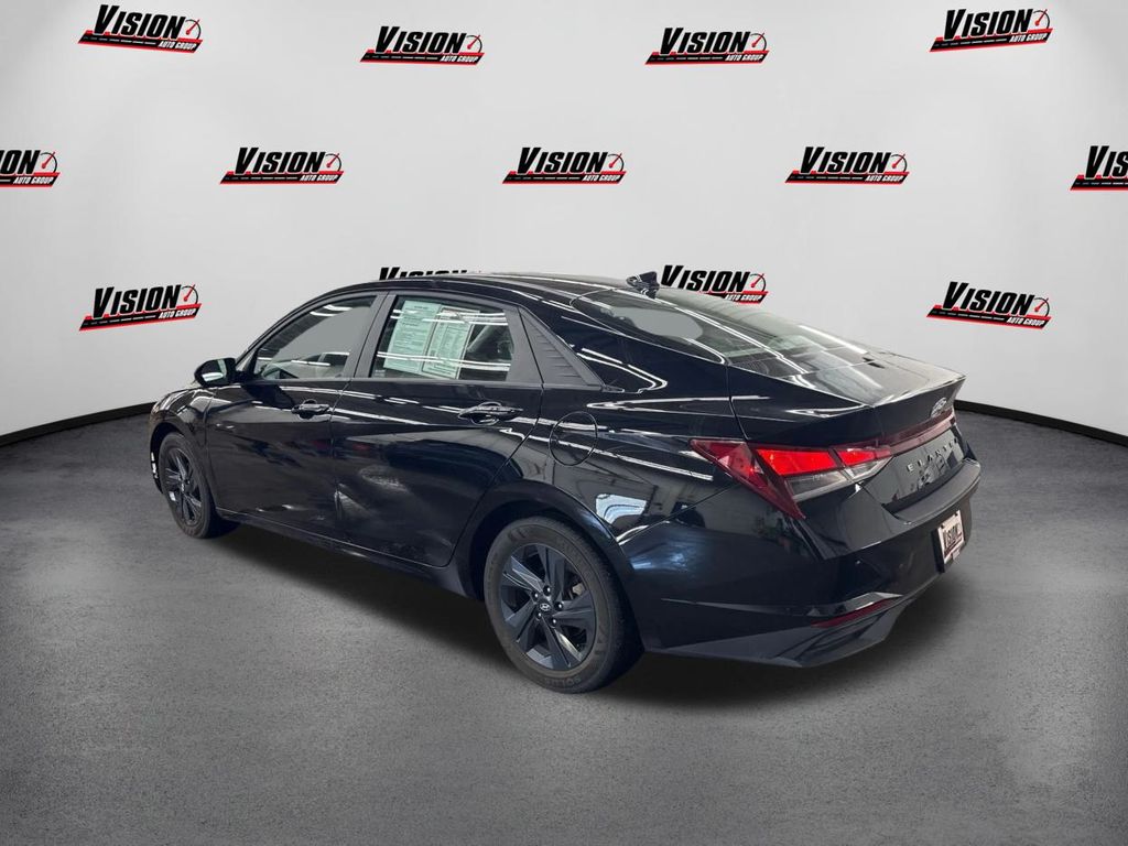 2022 Hyundai Elantra SEL photo 7