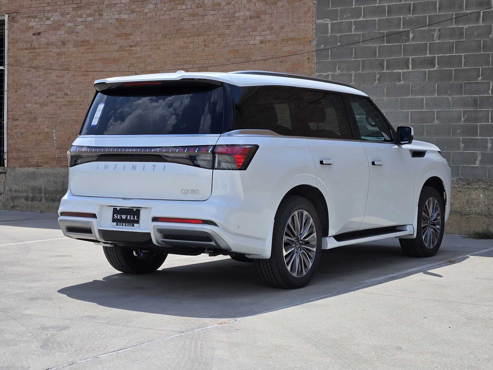 2026 Infiniti QX80 Luxe photo 3