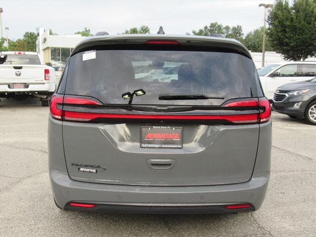 2023 Chrysler Pacifica Touring L photo 5