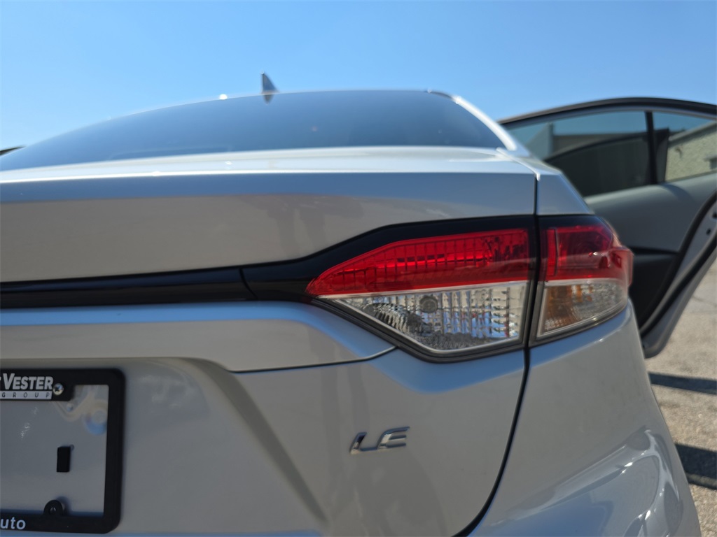 2022 Toyota Corolla LE photo 33