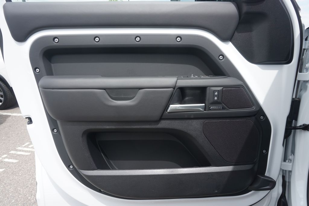2025 Land Rover Defender 130 X-Dynamic SE photo 16