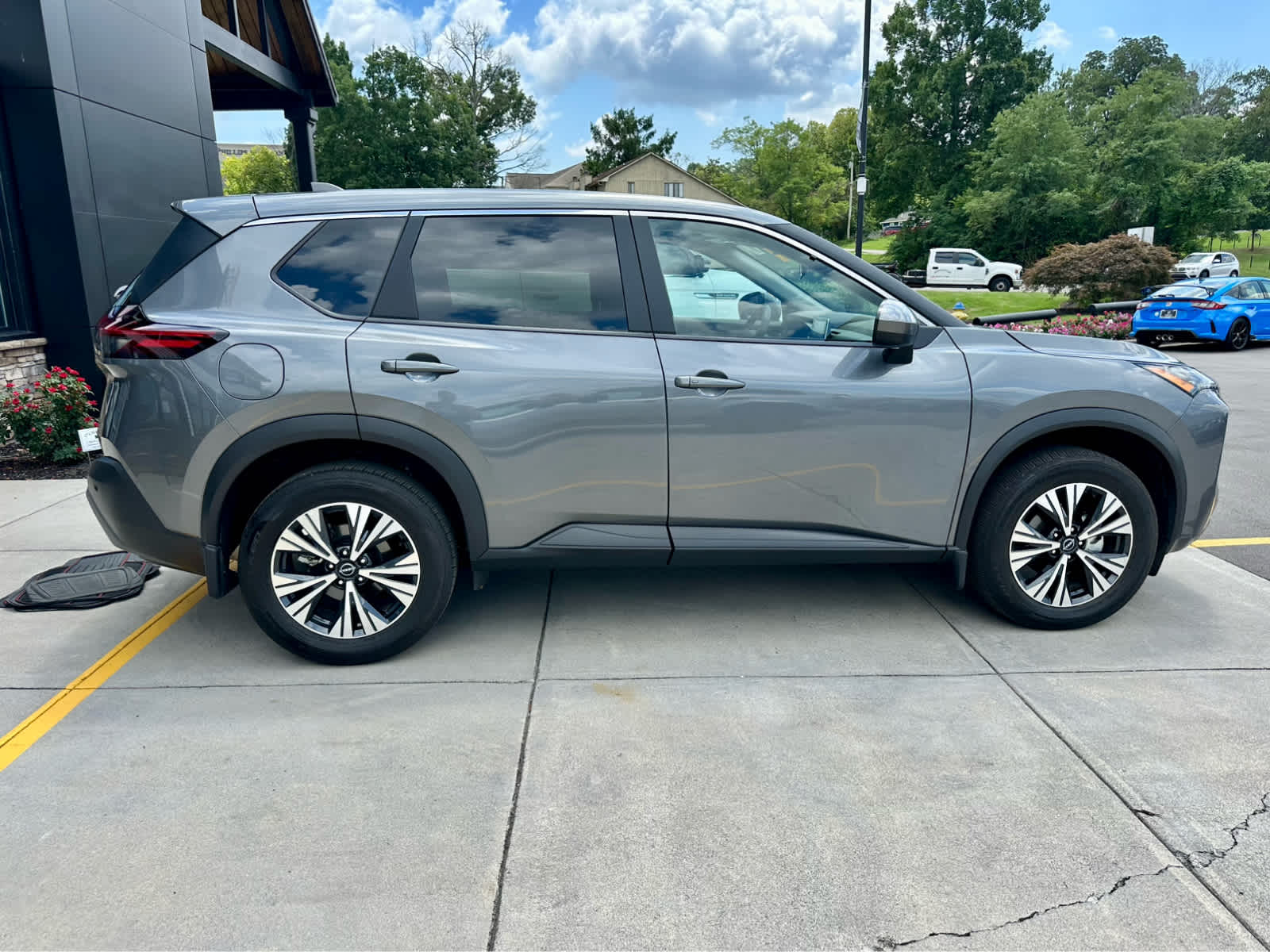 2023 Nissan Rogue SV photo 4