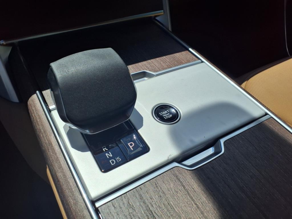 2025 Land Rover Range Rover SE photo 12