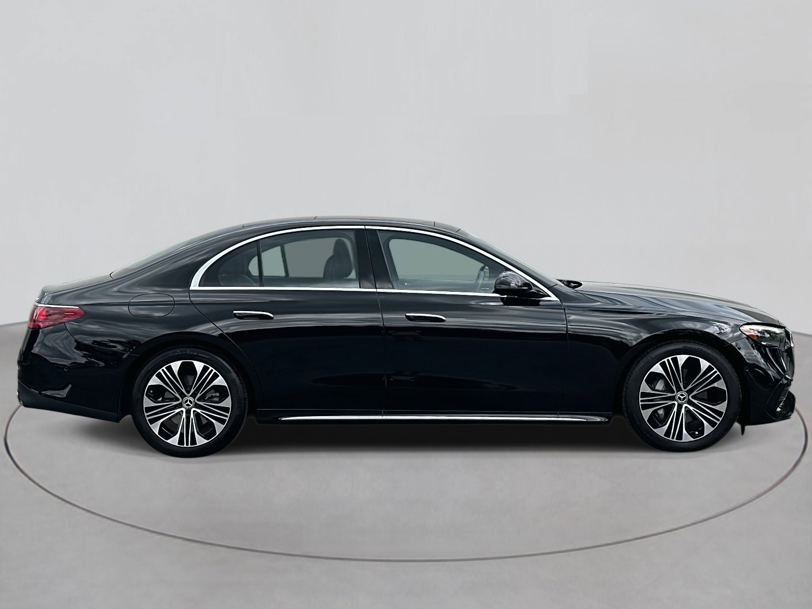 2025 Mercedes Benz E 350 4MATIC photo 3
