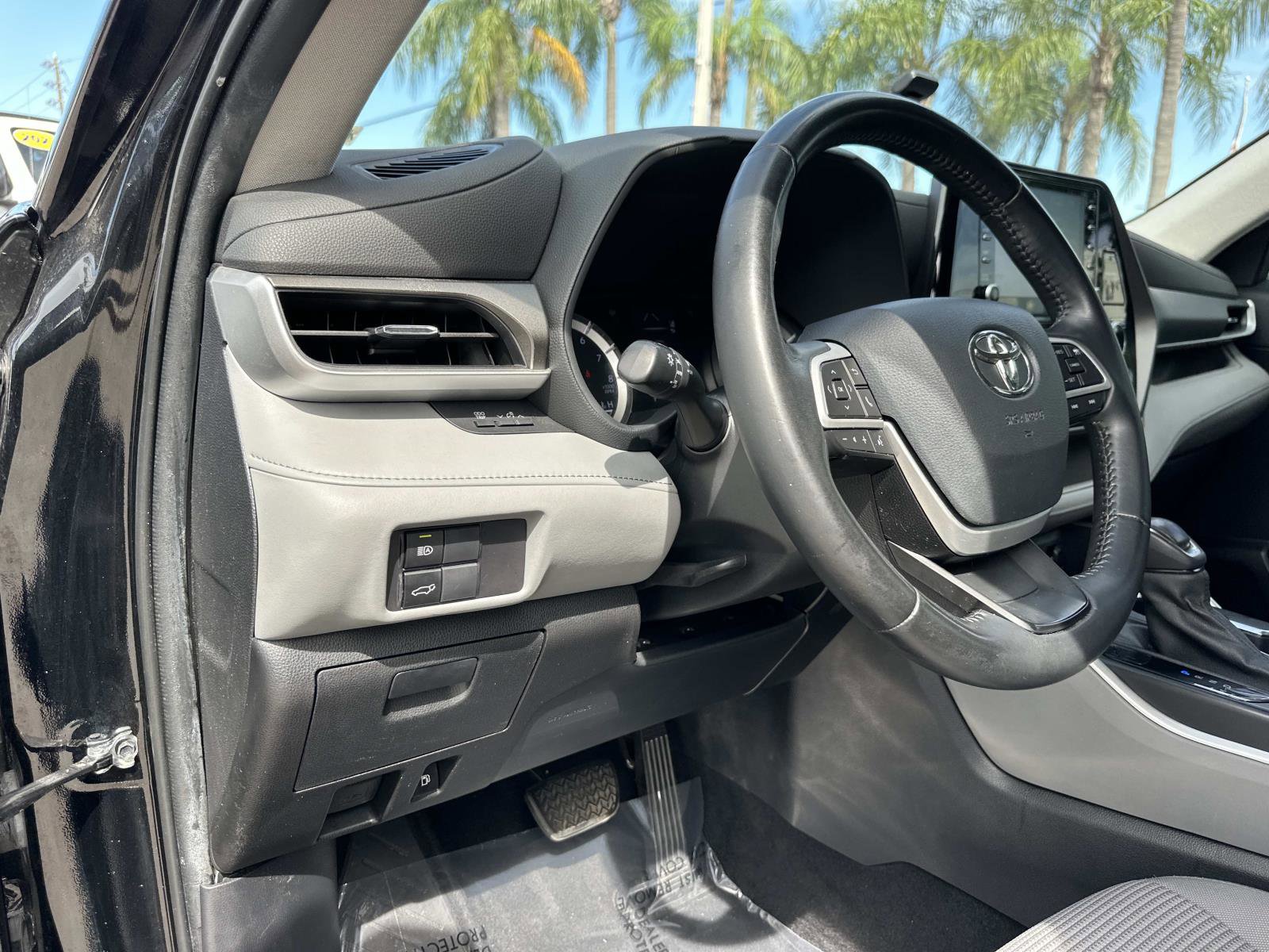 2022 Toyota Highlander LE photo 16