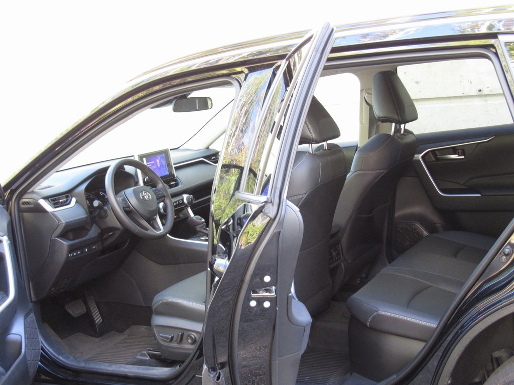 2025 Toyota RAV4 Hybrid XLE Premium photo 11