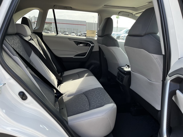 2025 Toyota RAV4 XLE photo 18