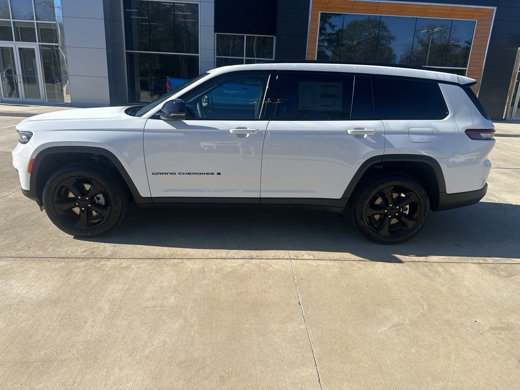 2025 Jeep Grand Cherokee Limited photo 3