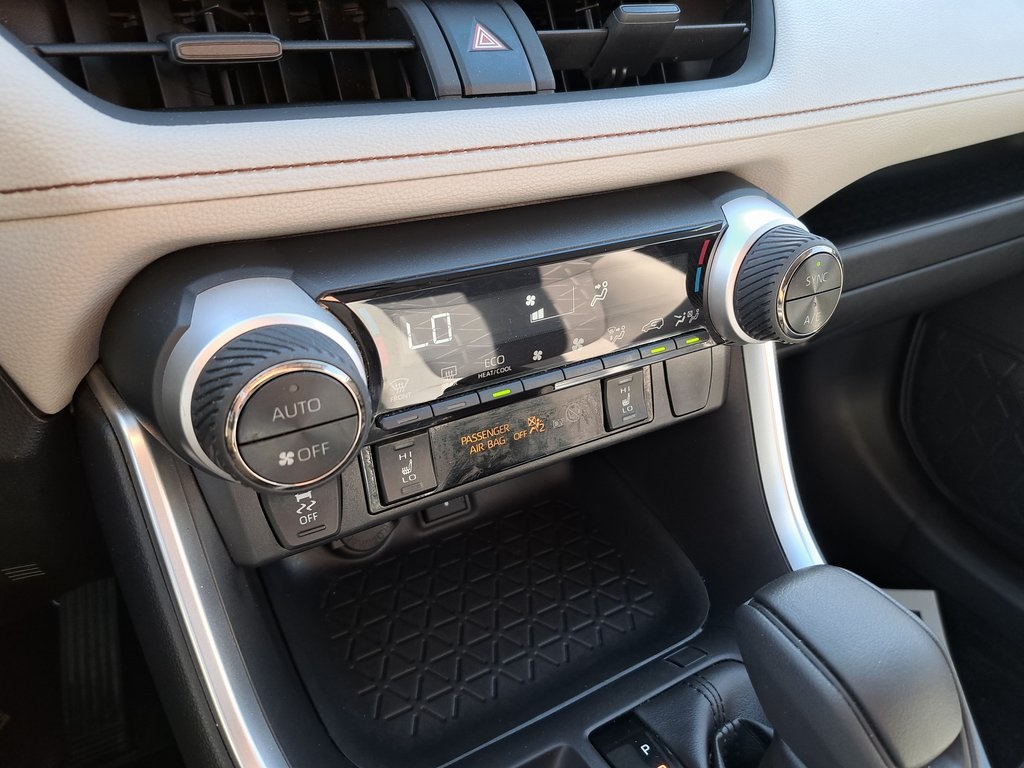 2022 Toyota RAV4 Hybrid XLE photo 16