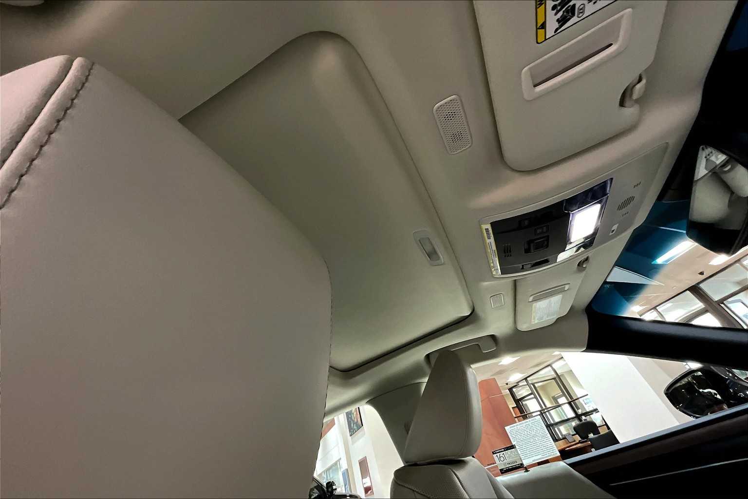 2025 Lexus ES 300h photo 12