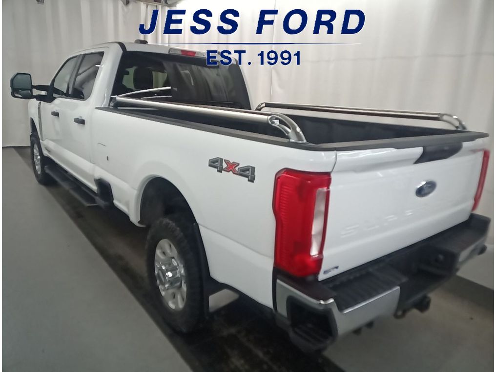 2023 Ford F-350 XLT photo 2