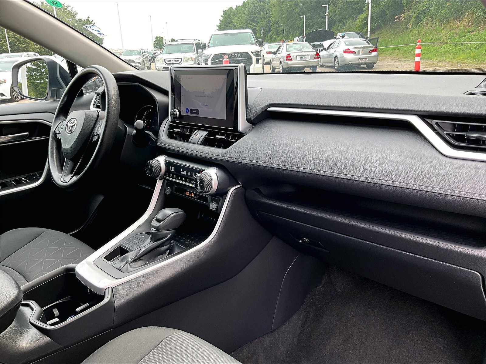 2023 Toyota RAV4 XLE photo 27