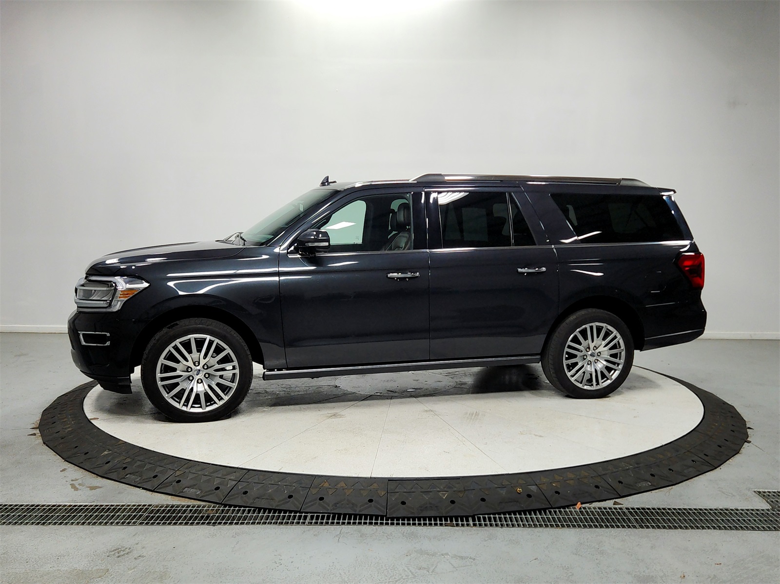 2023 Ford Expedition MAX Limited photo 3