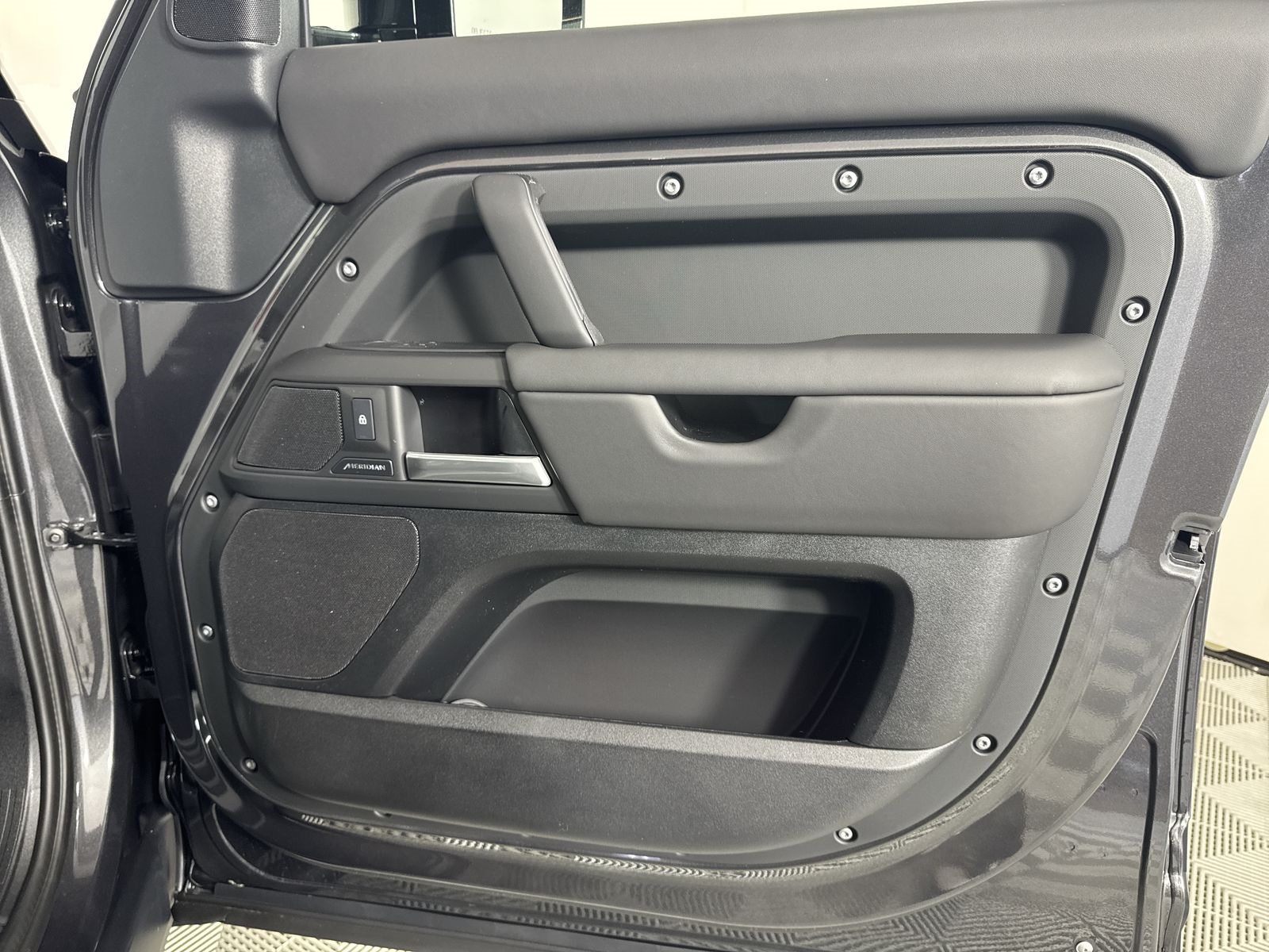2025 Land Rover Defender 130 S photo 27
