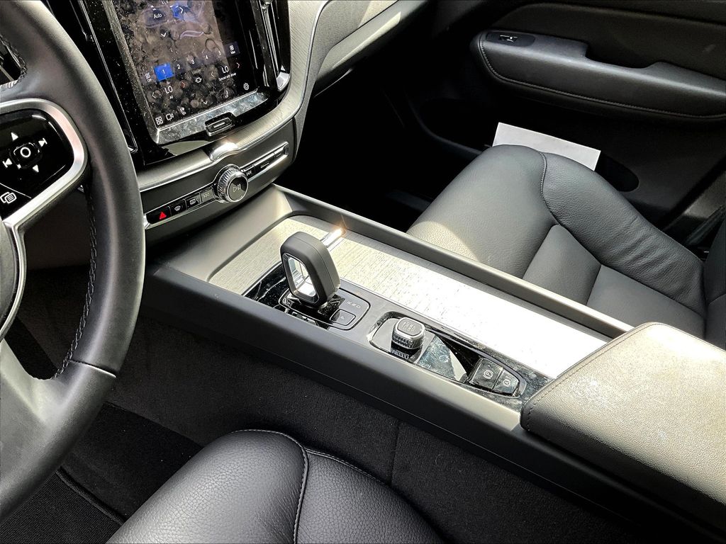 2025 Volvo XC60 B5 Plus photo 15