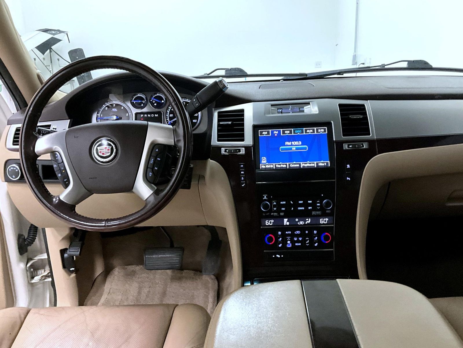 2011 Cadillac Escalade ESV Luxury photo 13