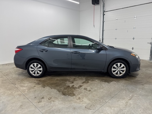 2015 Toyota Corolla LE photo 3