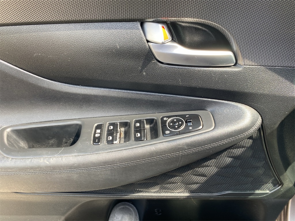 2019 Hyundai Santa Fe SE photo 9